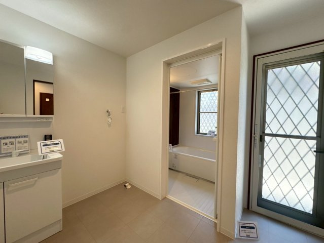 【認定中古】小倉南区志井鷹羽台　5SLDK　【小倉南区　中古戸建て】の独立洗面台|便利な三面鏡の洗面化粧台♪【小倉南区　中古戸建】