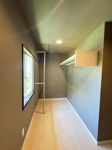 【認定中古】小倉南区志井鷹羽台　5SLDK　【小倉南区　中古戸建て】の収納|夫婦の二人分もお洋服好きな方も安心の広さのWIC♪