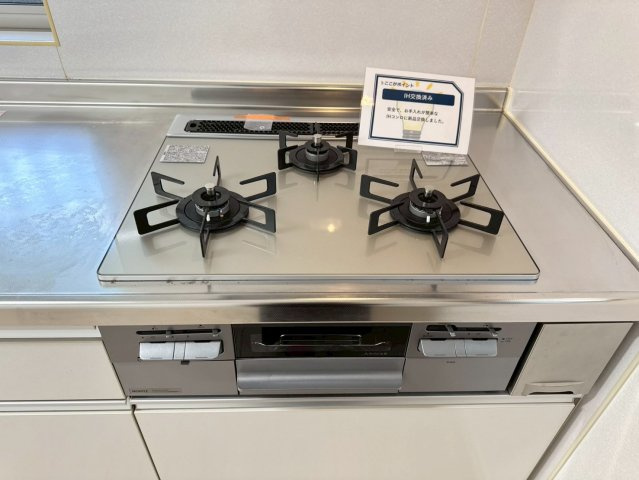 【認定中古】小倉南区志井鷹羽台　5SLDK　【小倉南区　中古戸建て】のキッチン|設備：お料理好きな方に嬉しい三口コンロ♪【小倉南区　中古戸建】