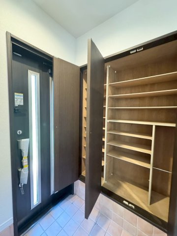 【認定中古】小倉南区志井鷹羽台　5SLDK　【小倉南区　中古戸建て】の玄関|家族の靴がたくさん収納できるシューズボックス完備の玄関♪【小倉南区　中古戸建】