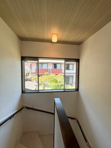【認定中古】小倉南区志井鷹羽台　5SLDK　【小倉南区　中古戸建て】のその他|階段にも大きな窓があり明るく開放的♪【小倉南区　中古戸建】