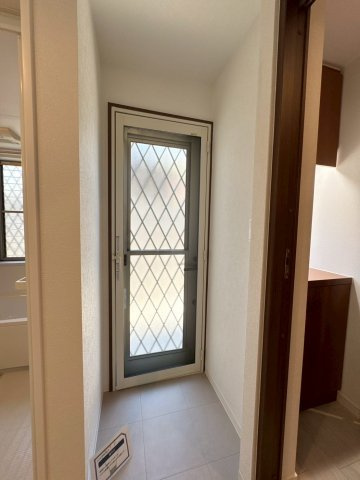 【認定中古】小倉南区志井鷹羽台　5SLDK　【小倉南区　中古戸建て】のその他|洗面所横には洗濯物を外に干すのに便利な勝手口♪【小倉南区　中古戸建】