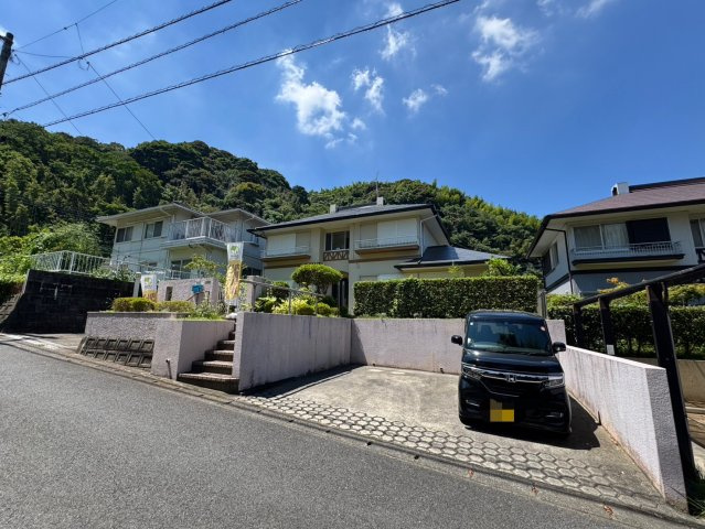 【認定中古】小倉南区志井鷹羽台　5SLDK　【小倉南区　中古戸建て】の駐車場|駐車スペースは３台可能♪【小倉南区　中古戸建】