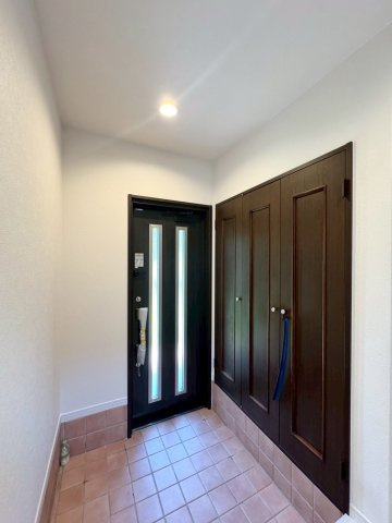 【認定中古】小倉南区志井鷹羽台　5SLDK　【小倉南区　中古戸建て】の玄関|家族の靴がたくさん収納できるシューズボックス完備の玄関♪【小倉南区　中古戸建】