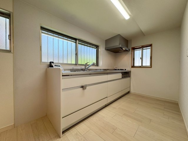 【認定中古】小倉南区志井鷹羽台　5SLDK　【小倉南区　中古戸建て】のキッチン|キッチンは窓も大きく開放的♪【小倉南区　中古戸建】