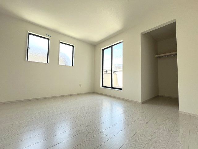 【寝室】 | 福岡市東区下原2丁目7期　1号棟（全1棟）【仲介手数料無料・0円】 | 現地写真。2階主寝室です。