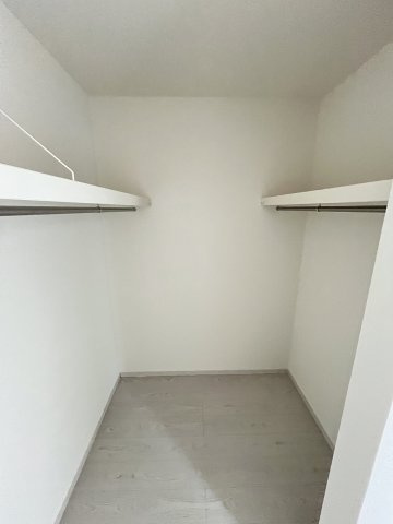 【収納】 | 福岡市東区下原2丁目7期　1号棟（全1棟）【仲介手数料無料・0円】 | 現地写真。ウォークインクローゼットです。