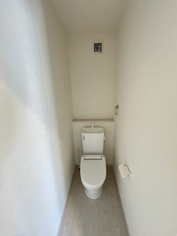 【トイレ】 | 福岡市東区下原2丁目7期　1号棟（全1棟）【仲介手数料無料・0円】 | 現地写真。2階にもトイレです。