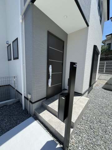 【玄関】 | 福岡市東区下原2丁目7期　1号棟（全1棟）【仲介手数料無料・0円】 | 現地写真。