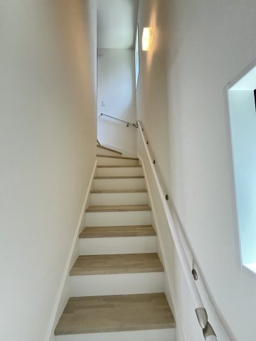 【内装】 | 福岡市東区下原2丁目7期　1号棟（全1棟）【仲介手数料無料・0円】 | 現地写真。2階へ上がる階段です。手摺もついて安全ですね。