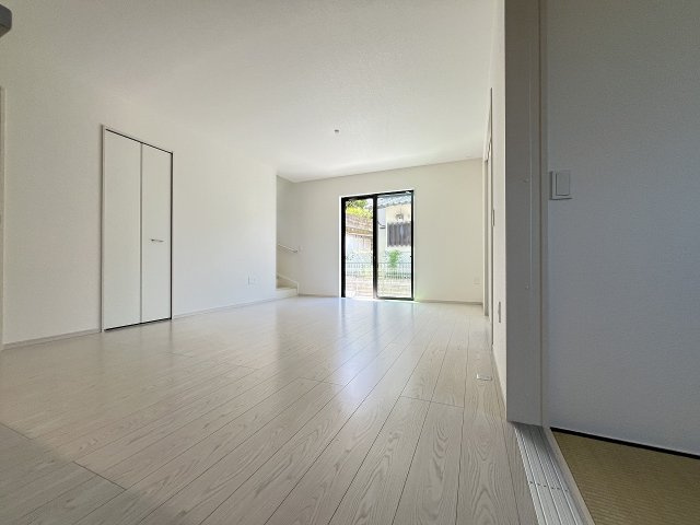 【居間・リビング】 | 福岡市東区下原2丁目7期　1号棟（全1棟）【仲介手数料無料・0円】 | 現地写真。