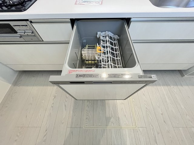 【キッチン】 | 福岡市東区下原2丁目7期　1号棟（全1棟）【仲介手数料無料・0円】 | 現地写真。食洗器が付いてます。