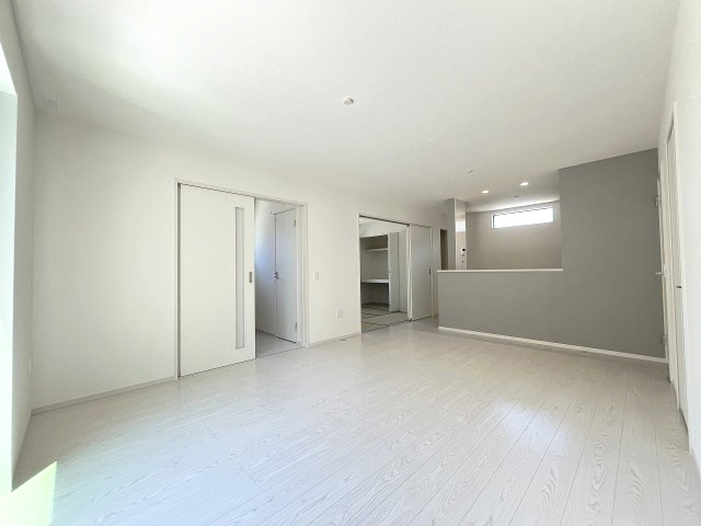 【居間・リビング】 | 福岡市東区下原2丁目7期　1号棟（全1棟）【仲介手数料無料・0円】 | 現地写真。リビングです。