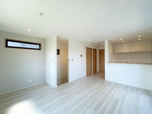 東大和市向原の居間・リビング|2階にリビングを設置することで道路や外からの視線が届きにくい、プライバシー性の高いリビングでゆっくりと寛ぐことができます。