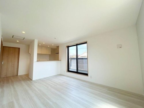 東大和市向原の居間・リビング|対面式のキッチンで調理中もリビング空間に目が届く設計♪