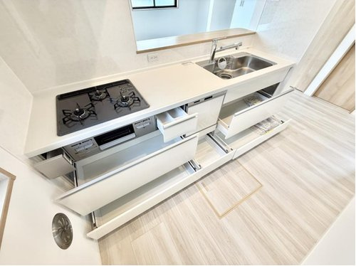 東大和市向原のキッチン|食器洗浄機、オールスライド収納を採用した、機能的な対面キッチンです。