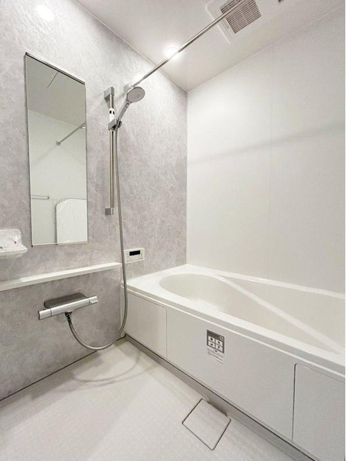 東大和市向原の浴室|換気・乾燥機能に加え、暖房・涼風機能も備えた浴室暖房乾燥機。夏は涼しい状態で、 冬は暖かい状態でお風呂に入れます。また、暖房をつけた状態で浴室のドアを開放しておくことで脱衣所も暖かくなります。