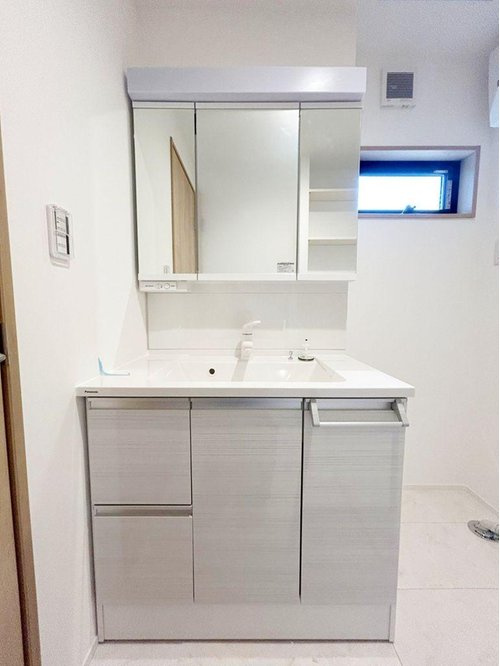 東大和市向原の洗面所|三面鏡洗面化粧台を設置した洗面所です。鏡の裏は収納スペースになっているので、ごちゃごちゃしがちな化粧品や小型のドライヤーなど上手に収納できます。