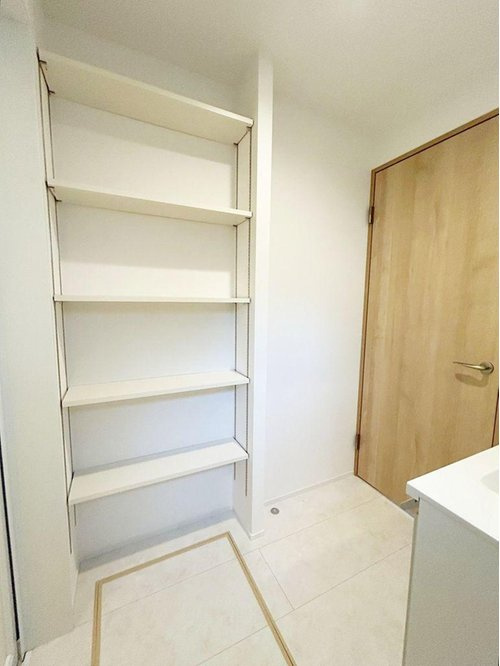 東大和市向原の洗面所|明るく清潔感溢れるサニタリースペース。毎日使う場所だからこそ、快適な空間となっております。