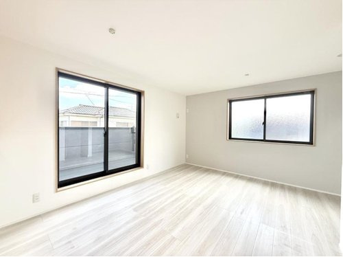 東大和市向原の洋室|大きな窓は開放感があり、明るさ通風バッチリです♪