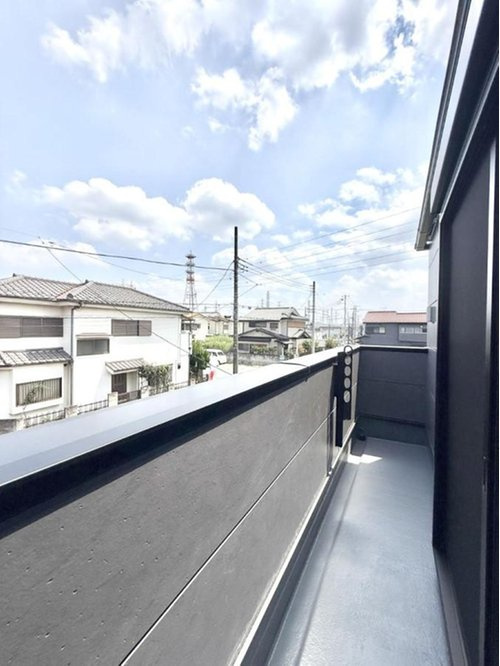 東大和市向原のバルコニー|陽当たり良好でお洗濯物が多い日でも一気に干せそうです♪