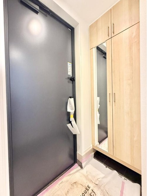 東大和市向原の玄関|姿見付きの下駄箱で、お家を出る前に今日のコーディネートの最終チェックをすることができます♪