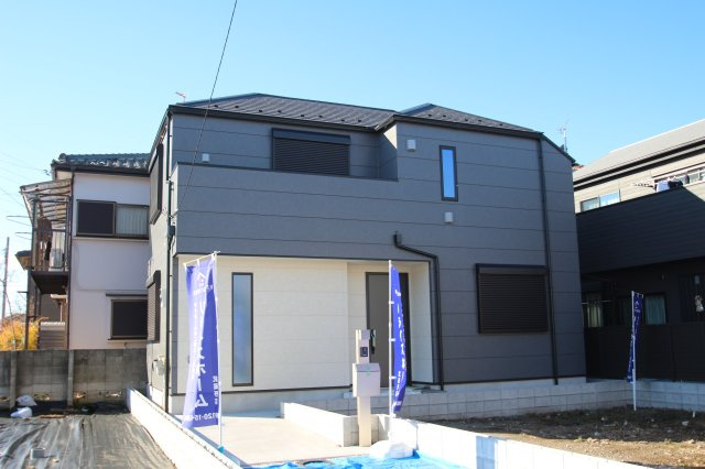 東大和市向原の外観|前面道路は交通量が少なく、お車が停めやすい環境です♪

