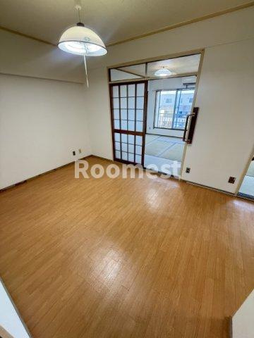 新吉田住宅2号棟の居間・リビング|こちらの居間で趣味の時間をお楽しみください