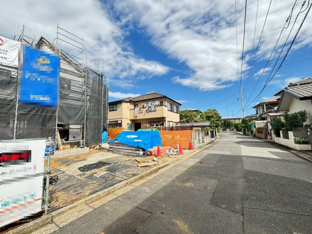 蓮田市椿山1丁目　新築戸建の前面道路含む現地写真