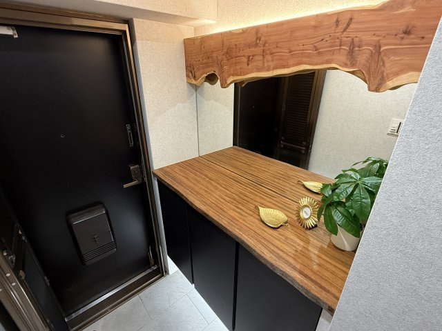 セトルコート唐橋　天然木フルリノベーションの玄関|天然木”タリ”の玄関収納