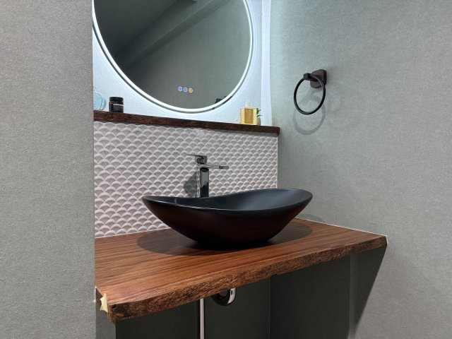 セトルコート唐橋　天然木フルリノベーションの独立洗面台|天然木”タリ”の造作洗面カウンター♪
手元のタイルがおしゃれ度UP♪