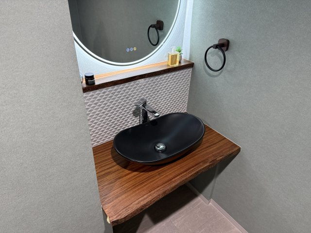 セトルコート唐橋　天然木フルリノベーションの独立洗面台|天然木”タリ”の造作洗面カウンター♪
