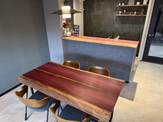 セトルコート唐橋　天然木フルリノベーションのダイニング|天然木”パープルハート”のダイニングテーブル