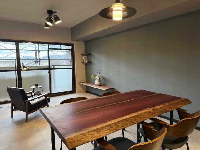 セトルコート唐橋　天然木フルリノベーションの居間・リビング|南向きで陽当たり良好です♪
