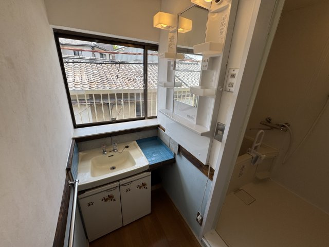 若竹町１丁目貸家の独立洗面台