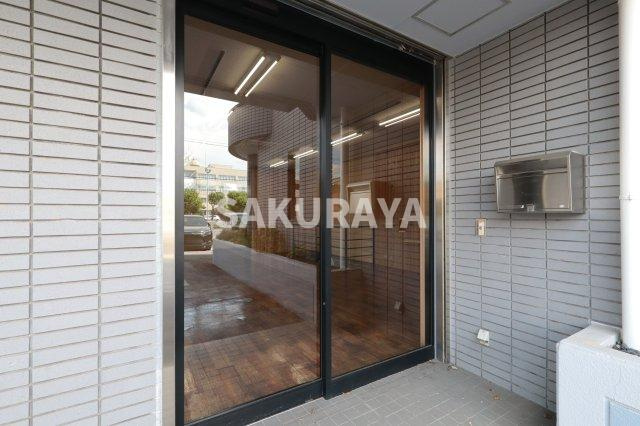 ラフェスタ足利大町の玄関|2025年7月撮影。