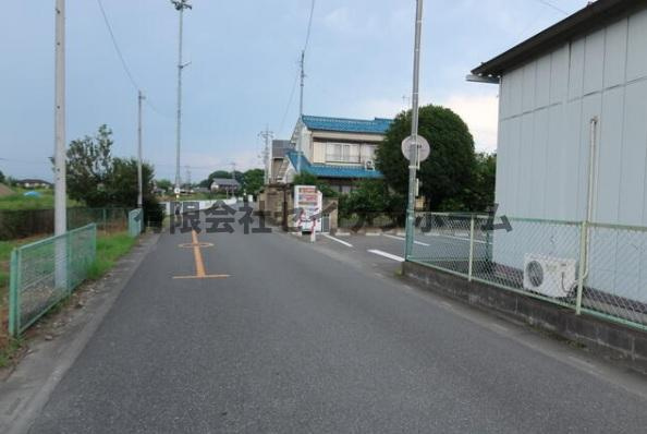 熊谷市柿沼　売地の前面道路含む現地写真