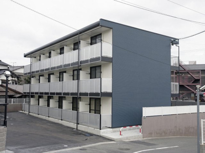 【外観】 | レオパレス川西 | お得に住まいをお探しするなら不動産すまラボにお任せ下さい♪
〇現地待合わせOK　〇LINE対応可　〇他社物件持ち込みＯＫ
〇遠隔契約OK　〇お値引き喜んで♪
皆様のお問合せをお待ちしています♪