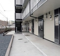 【エントランス】 | レオパレス川西 | 共用部分は清掃業者が清掃しております。