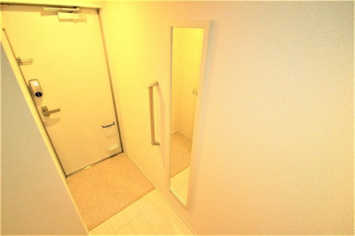 【玄関】 | クレイノＡＫＩＮＡ | 姿見もございます！1Fには手摺も配備！