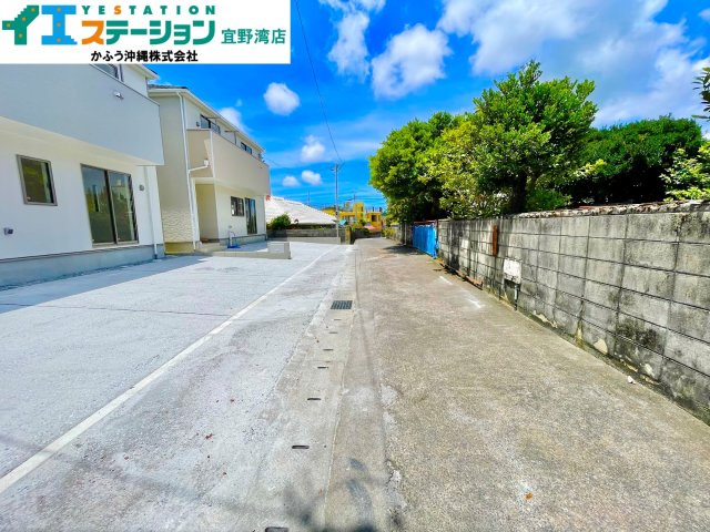 クレイドルガーデン津嘉山　2号棟の前面道路含む現地写真