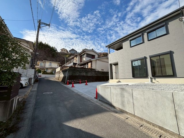 下伊敷3丁目　新築戸建ての前面道路含む現地写真