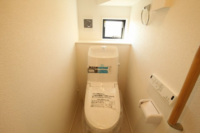香南市野市町西野　新築戸建　1棟　【内覧可能】のトイレ|1Ｆ　温水洗浄便座