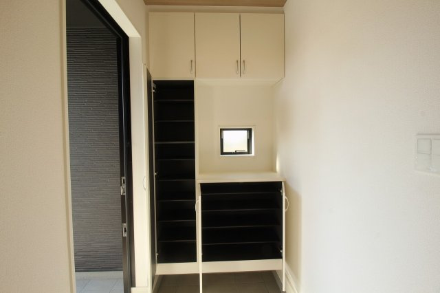 香南市野市町西野　新築戸建　1棟　【内覧可能】の玄関|玄関収納