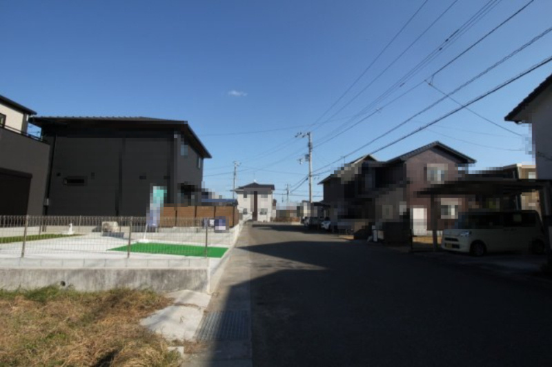 香南市野市町西野　新築戸建　1棟　【内覧可能】の前面道路含む現地写真|南側　幅：7.6ｍ　接面：9.4ｍ