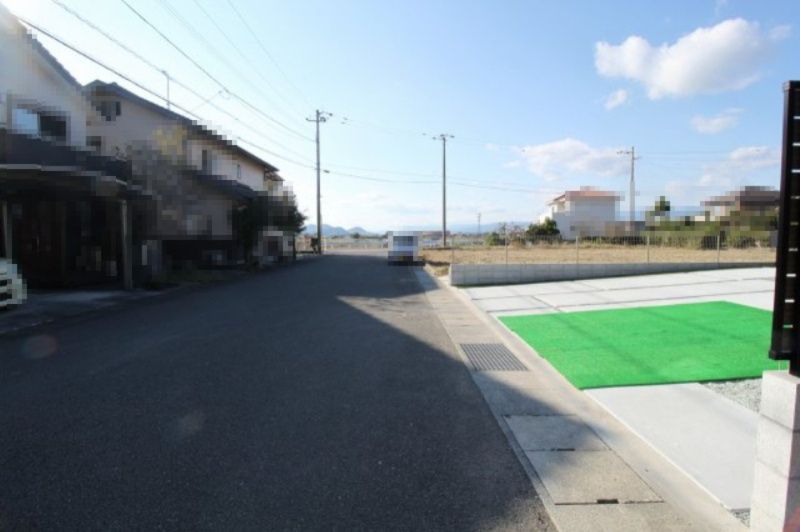 香南市野市町西野　新築戸建　1棟　【内覧可能】の前面道路含む現地写真|南側　幅：7.6ｍ　接面：9.4ｍ