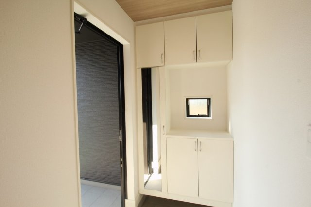 香南市野市町西野　新築戸建　1棟　【内覧可能】の玄関|玄関収納