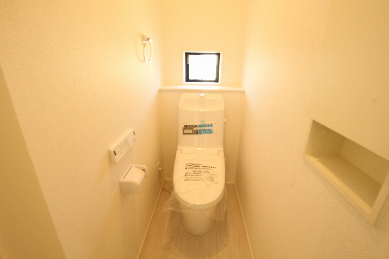 香南市野市町西野　新築戸建　1棟　【内覧可能】のトイレ|2Ｆ　温水洗浄便座