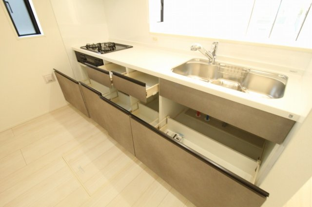 香南市野市町西野　新築戸建　1棟　【内覧可能】のキッチン|収納