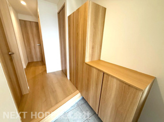 【玄関】 | 尼崎市食満５丁目中古戸建 | 玄関には大きなシューズBOXが設けられております♪ご家族のたくさんの靴もスッキリ収納できますね(^^)